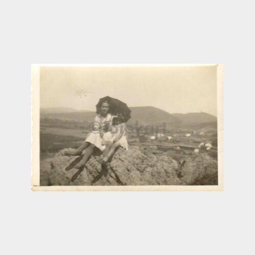 1936 Kadın ve Kız Çocuğu Tepe Manzaralı Fotoğraf