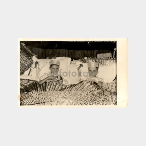 Kardeş Sünnet Çocukları Yatakta Fotoğraf