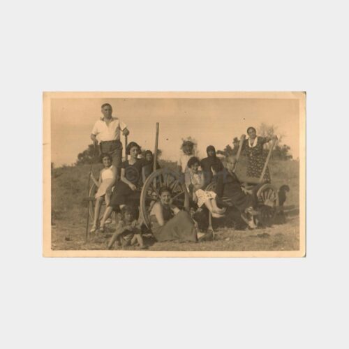 Kırda At Arabası Üstünde Grup Fotoğrafı