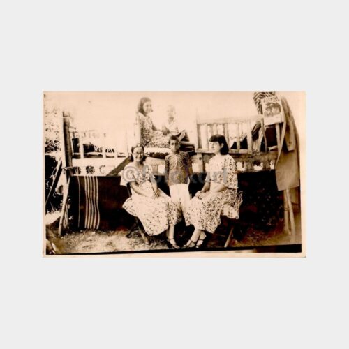 Kız Kardeşler Evin Oturma Odasında Fotoğraf