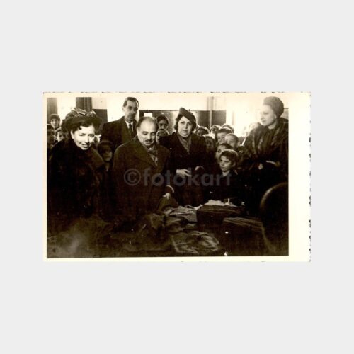 Kürklü Kadınlar ve Beyefendi Topluluk Fotoğraf