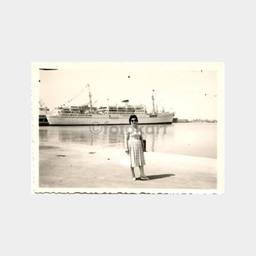 Limanda Bir Kadın Fotoğraf
