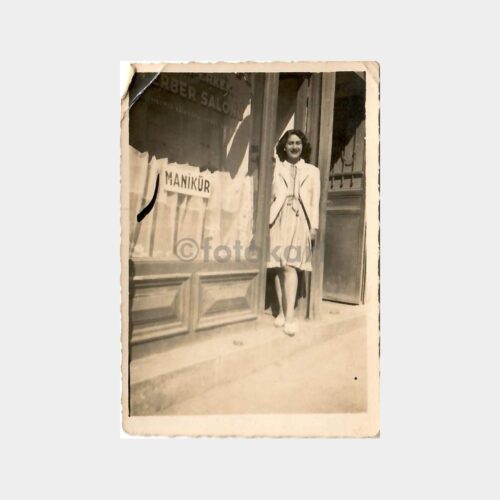 Manikür-Berber Salonu Dükkan Önünde Kadın Fotoğraf