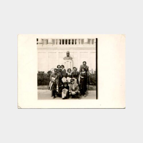 Öğrenciler Büst Önünde Toplu Fotoğraf