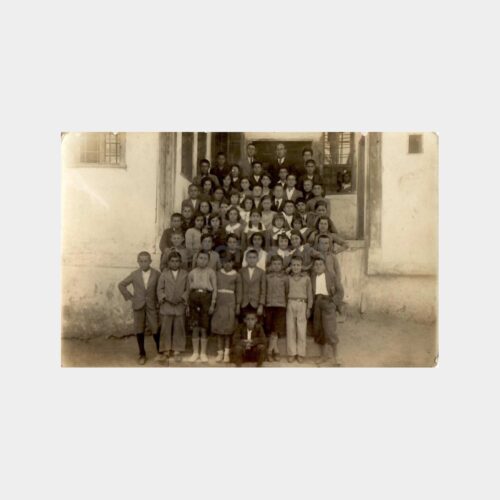 Okul Önünde Öğrenci Grubu Eski Fotoğraf