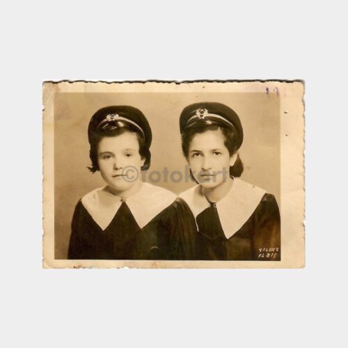 Şapkalı İki Kız Öğrenci Fotoğraf