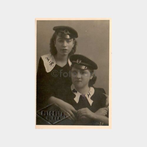 Şapkalı Kız Öğrenciler -Foto Güneş Bursa- Fotoğraf