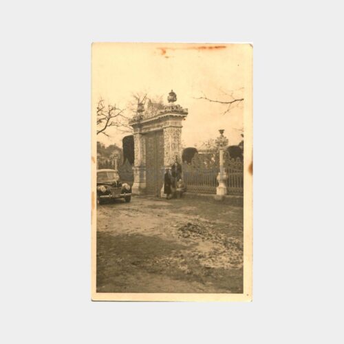 Saray Kapısı ve Eski Otomobil Yabancı Fotoğraf