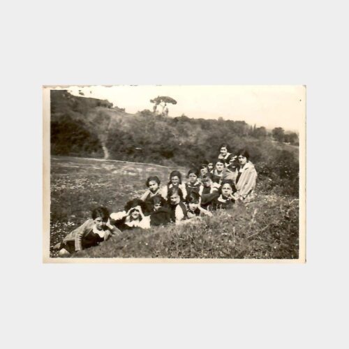 1931 Şehitlikte Kız Öğrenciler Fotoğraf