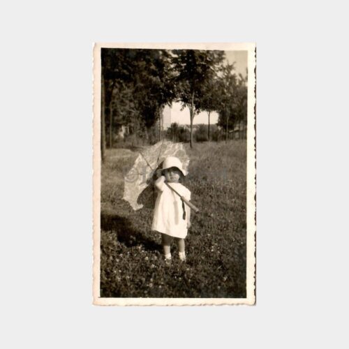 Şemsiyeli Kız Çocuğu Küçük Ebat Fotoğraf