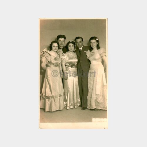 Şık Elbiseli Grup 2 Adet Fotoğraf