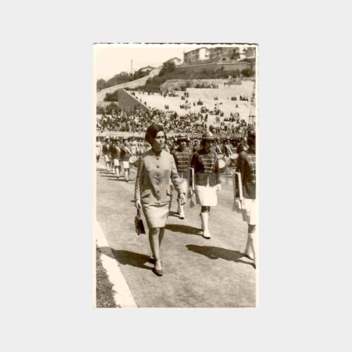 Stadyum Törende Yürüyen Hanımefendi Fotoğraf