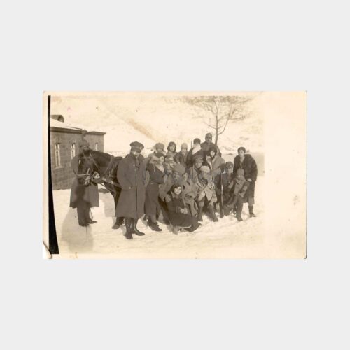 1931 Subay Ailesi Kızak Önünde Fotoğraf
