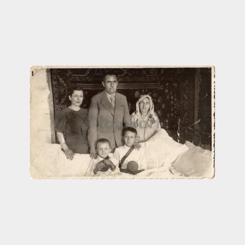 Sünnet Çocuğu Ailesiyle Fotoğraf