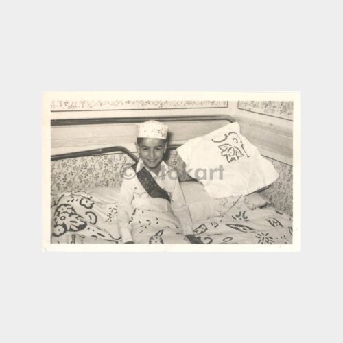 Sünnet Çocuğu Yatağında Fotoğraf