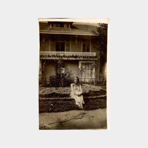 Tarihi Ev Köşk Önünde Kadın Fotoğrafı
