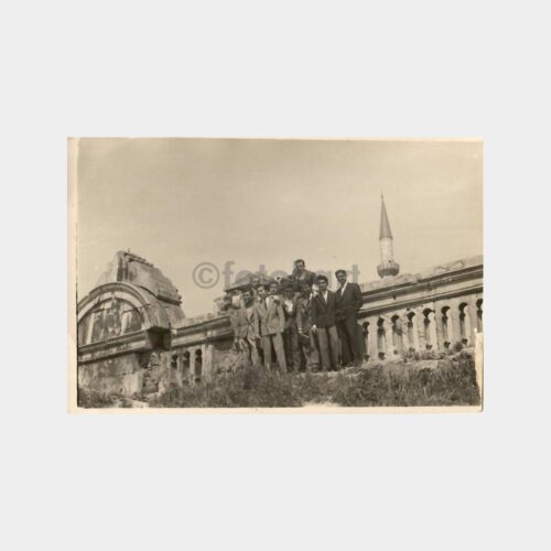 Tarihi Saray Kalıntısı Üzerinde Gençler Fotoğraf