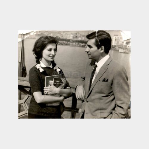Türkçe Ders Kitaplı Kadın Öğrenci ve Beyefendi Fotoğraf