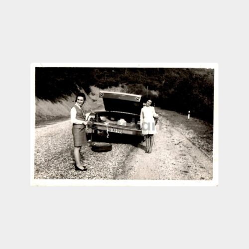 1970 Uludağ Yolda Kalmış Kadınlar Otomobil Fotoğraf