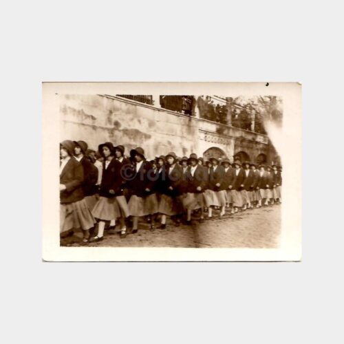 Üniformalı Kız Öğrenciler Yürüyüşü Eski Fotoğraf