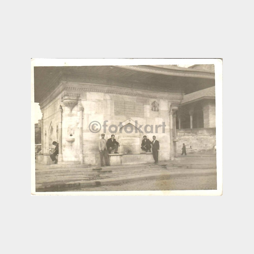 Üsküdar Damat İbrahim Paşa Çeşmesi Önünde Fotoğraf