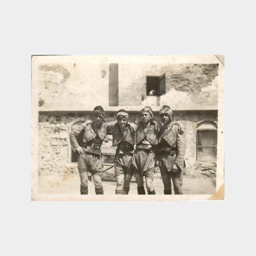 Yerel Giyimli Gençler Fotoğraf