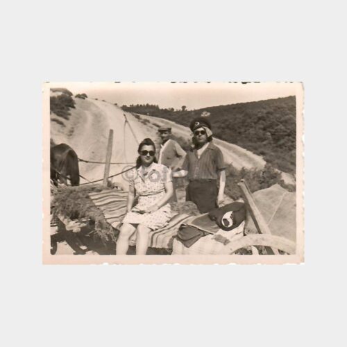 Aile Köyde At Arabasında Görünüş Fotoğraf