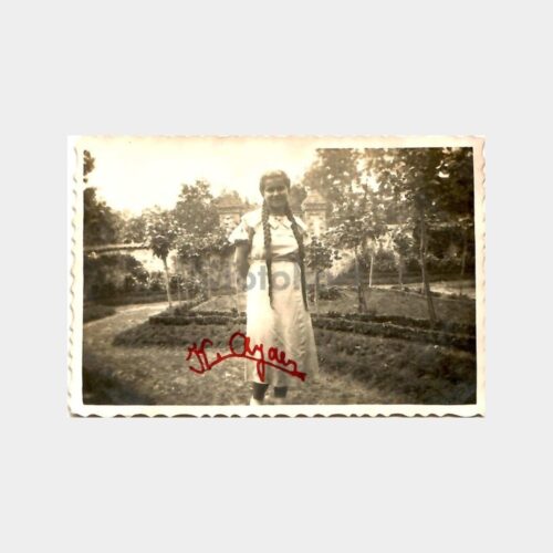1936 Bahçede Genç Kız Fotoğraf