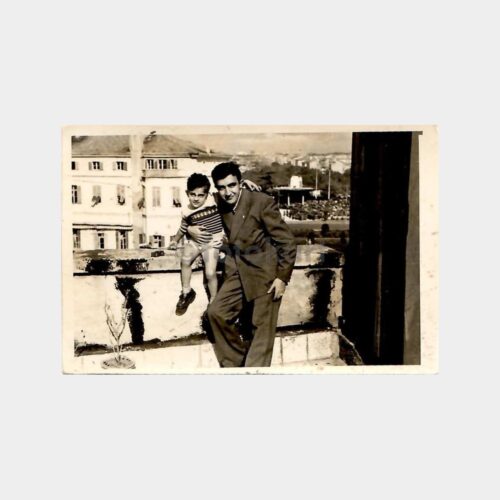 Balkonda Adam ve Çocuk Fotoğraf