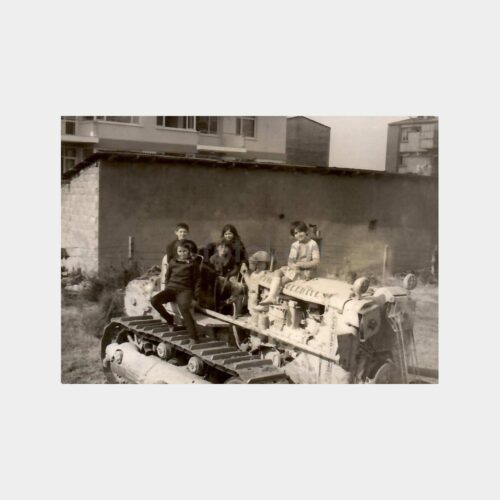 Belediye Greyder Üzerinde Çocuklar Fotoğraf