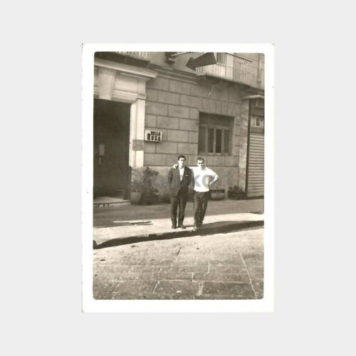 Bella Rosa Önünde Gençler Fotoğraf