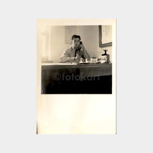 Büro Masasında Memur 2 Adet Fotoğraf