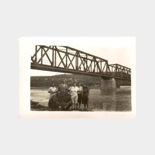 Demiryolu Köprüsü Altında Bir Grup Fotoğraf