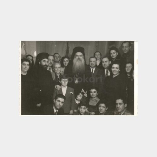 Ermeni Din Adamı ve Grup Fotoğrafı