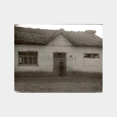 Eski Bina Kapısında Çocuk Fotoğraf