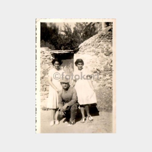 Ev Kapısında Asker ve Genç Kızlar Fotoğraf
