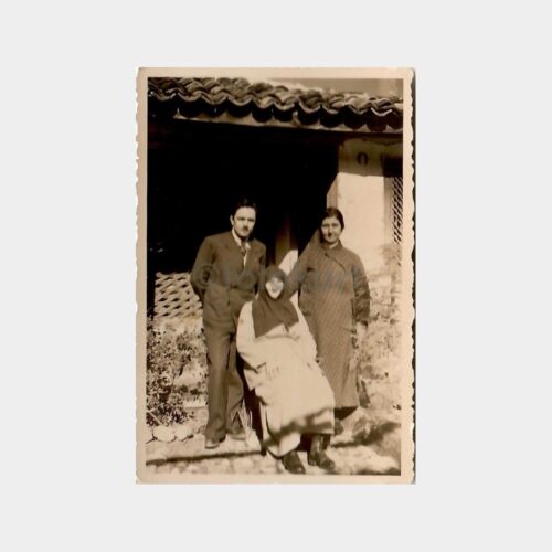 Ev Önünde Aile Fotoğraf