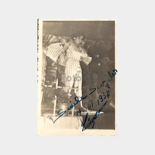 1957 İlginç Giysili Kadın Fotoğraf
