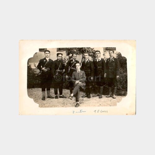İlginç Giysili ve Çantalı Bir Grup Fotoğraf