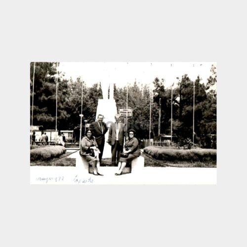 1972 Isparta Heykel Önünde Görünüş Fotoğraf