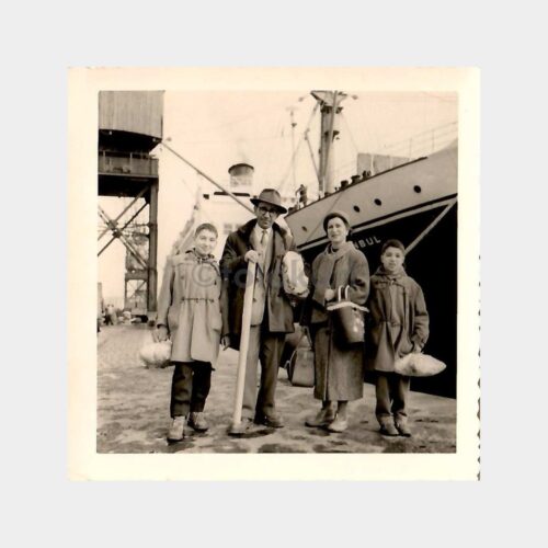 İstanbul Gemisi Önünde Aile Fotoğraf