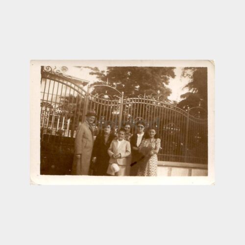 Kapı Önünde Aile Fotoğraf