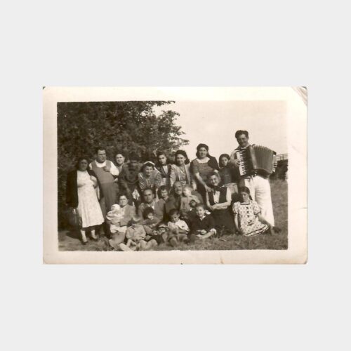 1948 Karacabey Akordeonlu Aile Piknik Fotoğraf