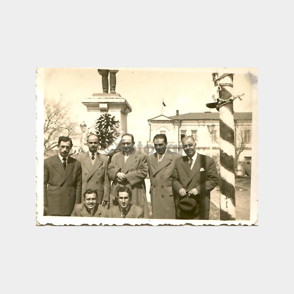 1953 Kars Atatürk Heykeli Önü Grup Fotoğraf