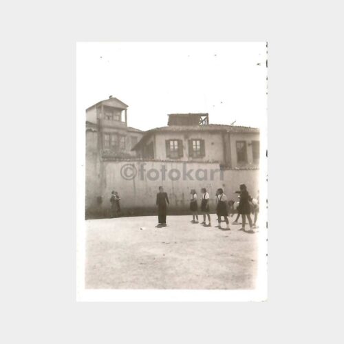 Okul Önünde Tarihi Ev Görünüş Fotoğraf