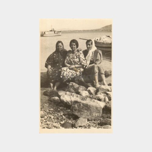Sahilde Üç Hanım Görünüş Fotoğraf