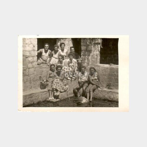 Tarihi Bir Havuzda Yabancı Aile Fotoğraf