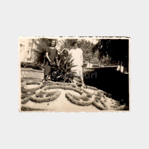 1939 Tarihi Ev Bahçesinde Kadınlar Fotoğraf