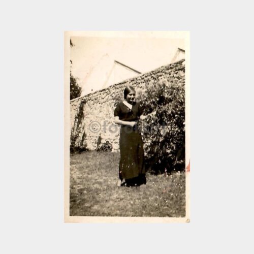 Tarihi Ev Duvar Kenarında Kadın Fotoğraf