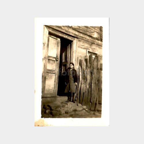 Tarihi Ev Kapısı Önünde Kadın Fotoğraf